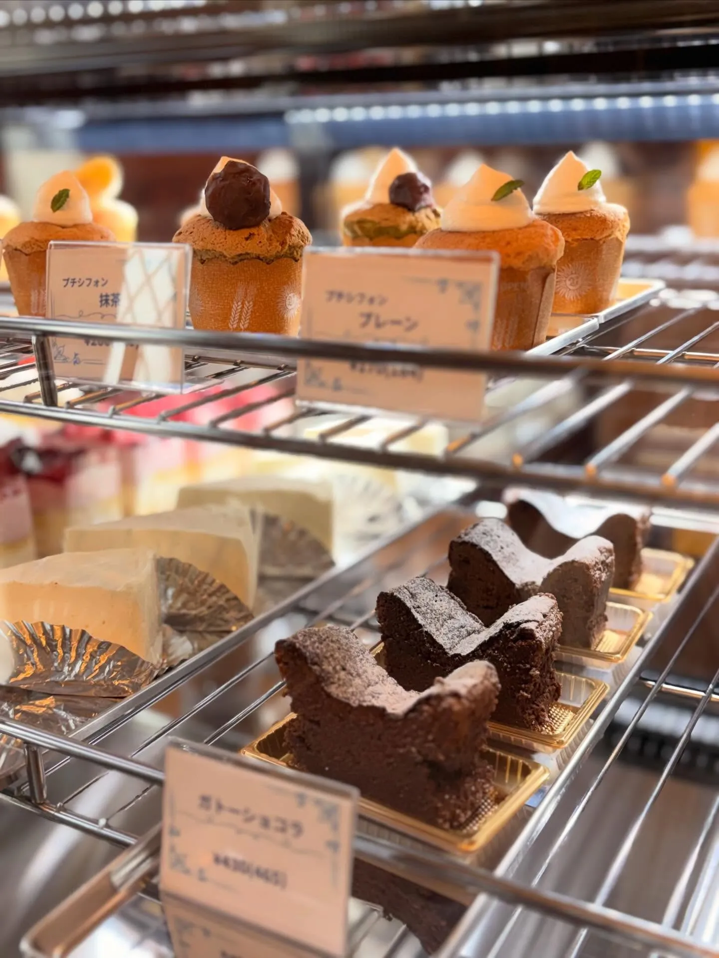 2/3にリニューアルオープンし、当店オススメのシフォンケーキ...