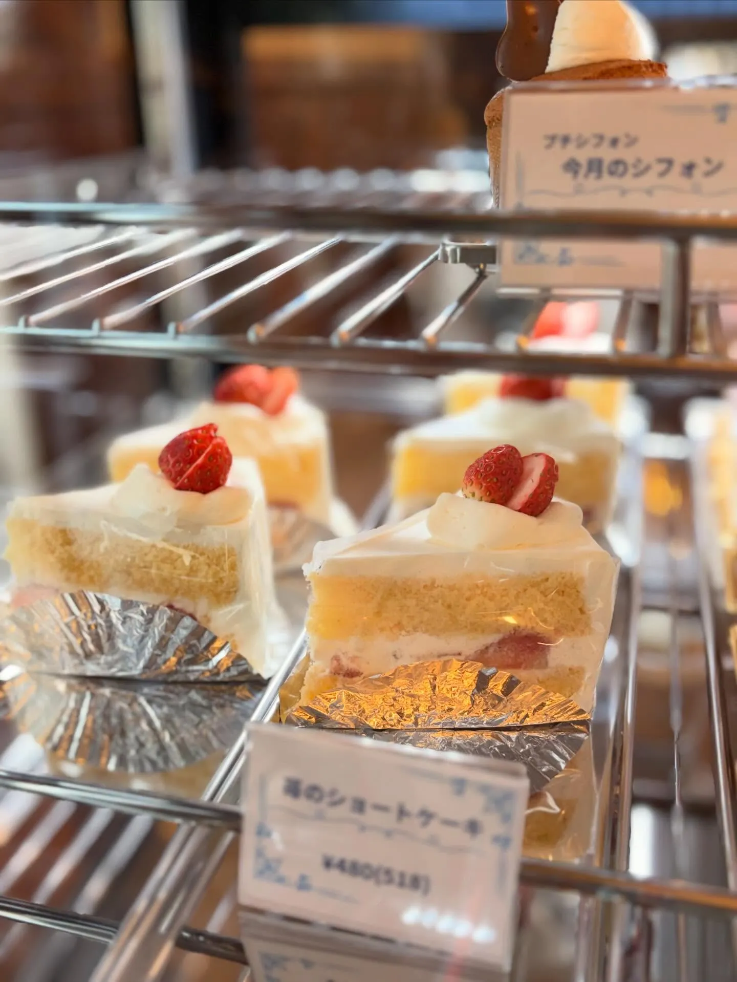 2/3にリニューアルオープンし、当店オススメのシフォンケーキ...