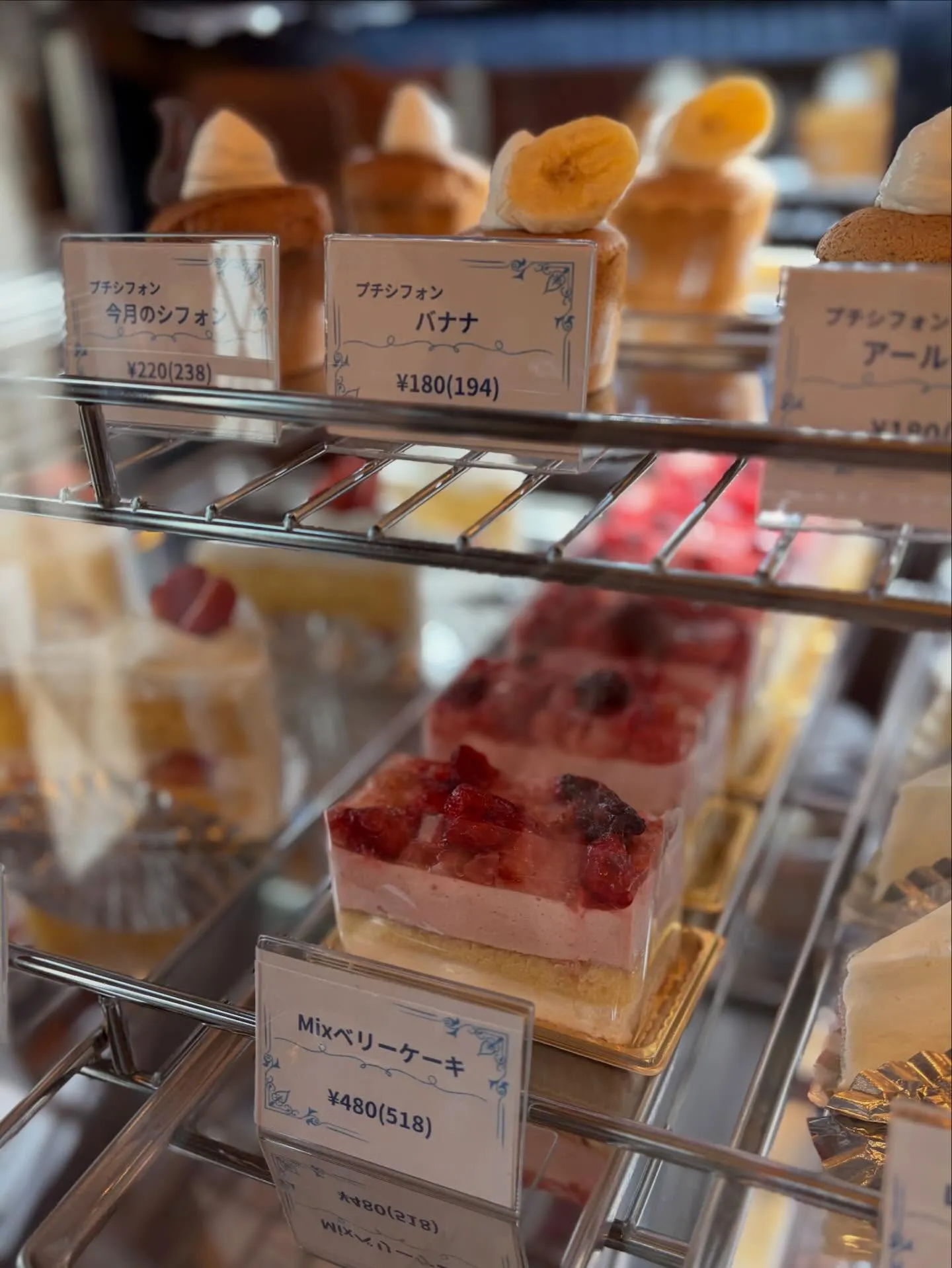 2/3にリニューアルオープンし、当店オススメのシフォンケーキ...